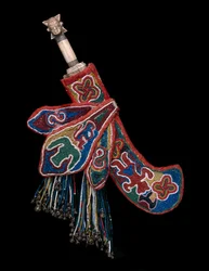 Zeremonielles Messer mit Scheide (udamalore), Königreich Owo, Nigeria, späte 19. - frühes 20. Jahrhundert (Elfenbein, Eisen, Glasperlen, Messingglocken, Baumwollstoff, Holz und Rohr)